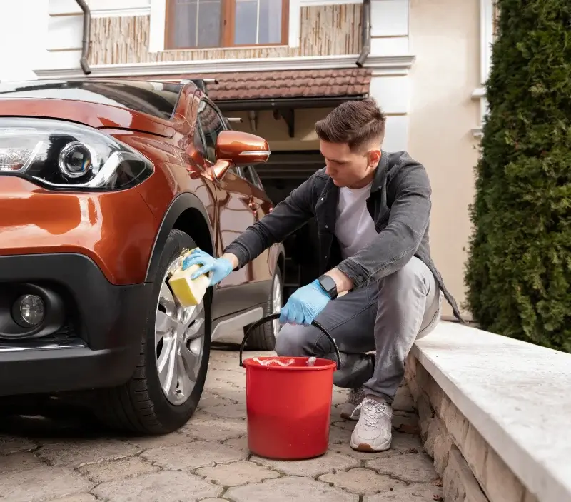 Lavage auto à domicile Monsempron-Libos : professionnel intervenant sur un véhicule